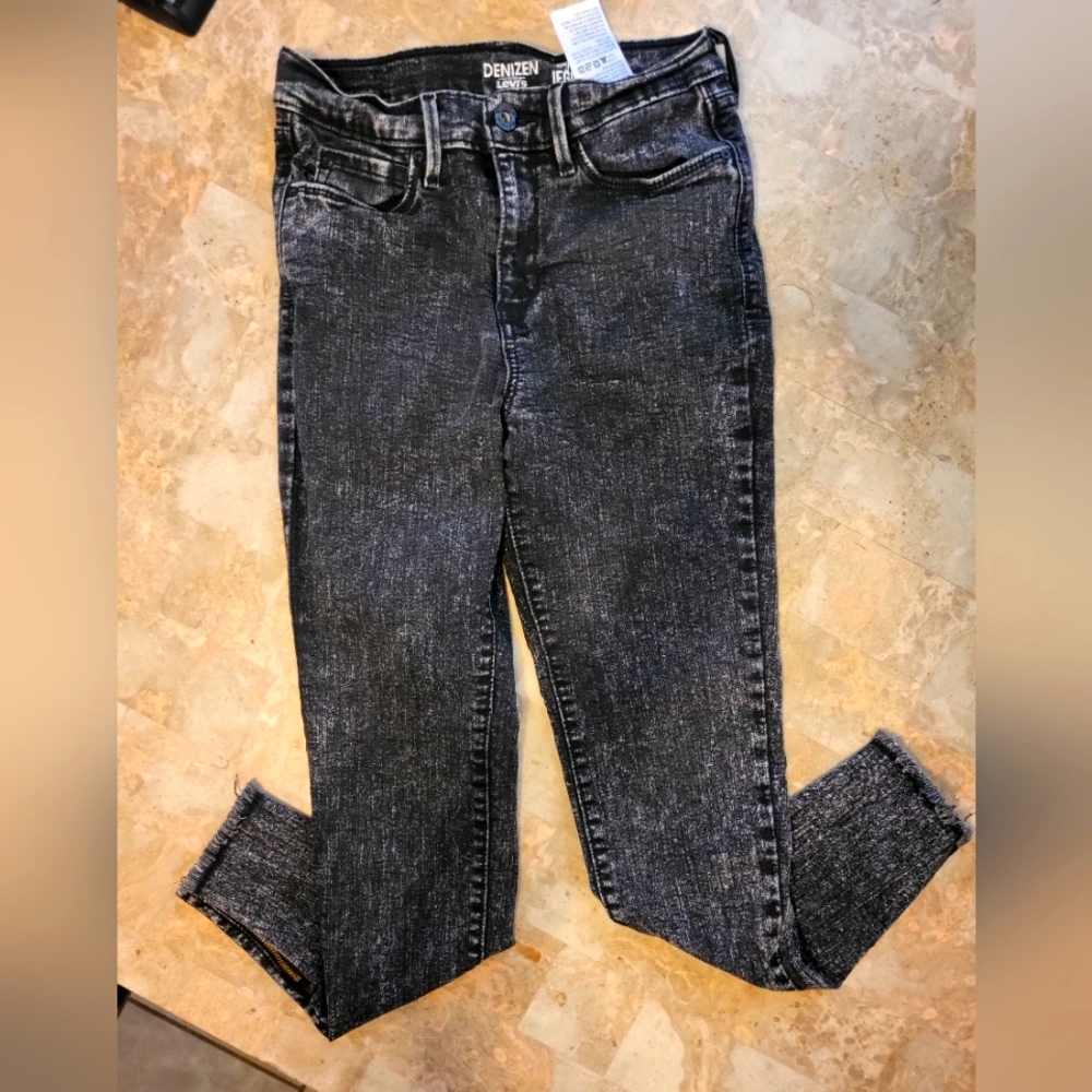 Levis Denizen blackwash high rise jeggings with frayed ends and side zippers
